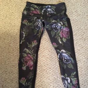 Like New Size 8 Lululemon Wunder Unders